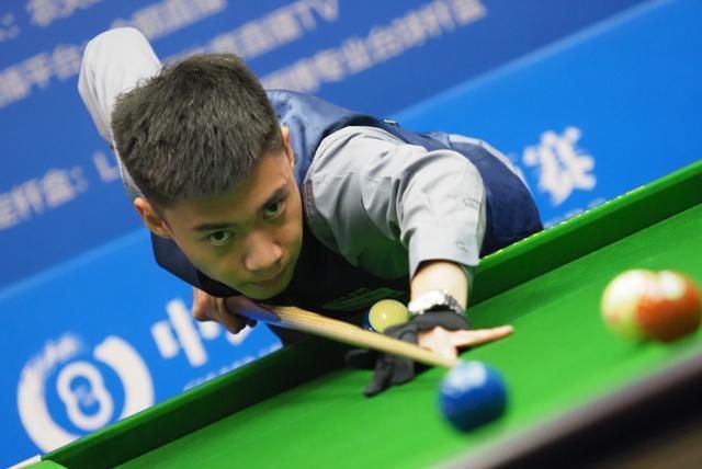 他左侧肩部 他左侧肩部