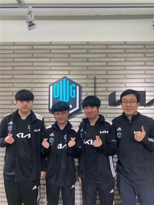 他左侧肩部 他左侧肩部